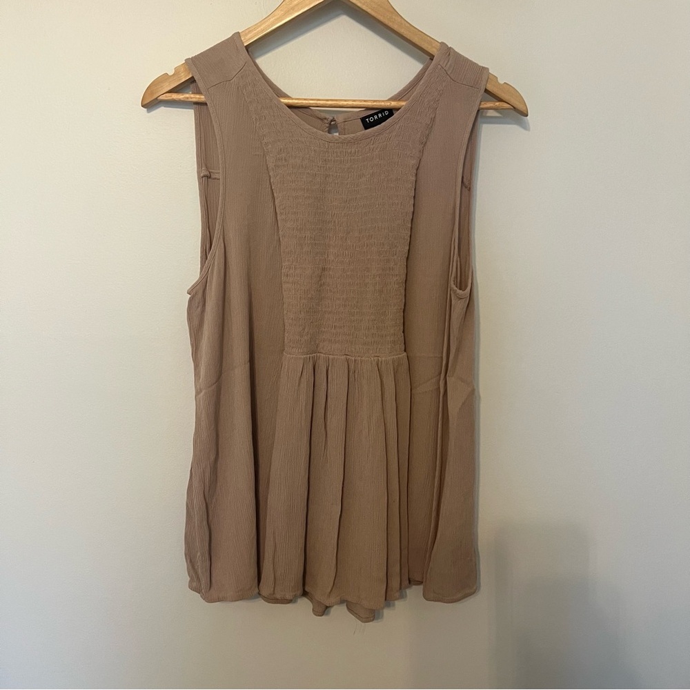 Torrid Size 2 Sleeveless Babydoll Blouse Taupe‎ Smocked Front Flowy Top
